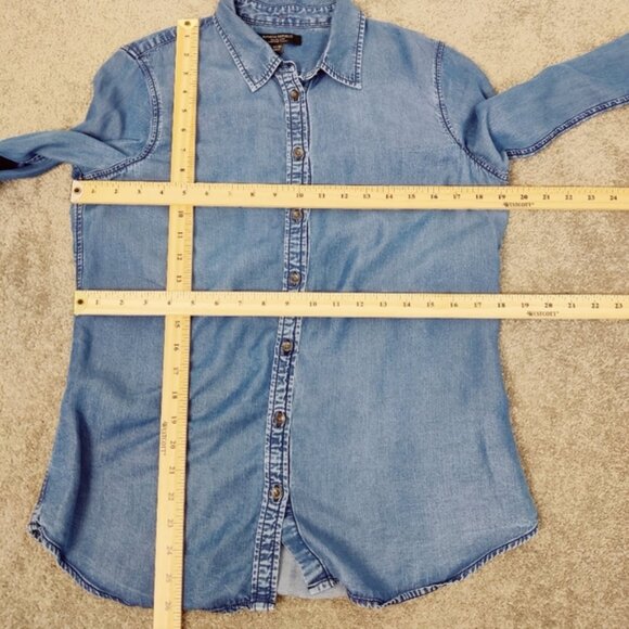 Banana Republic Women's Dillon Shirt in Blue Size Medium Button Down Jean Shirt - Picture 5 of 8